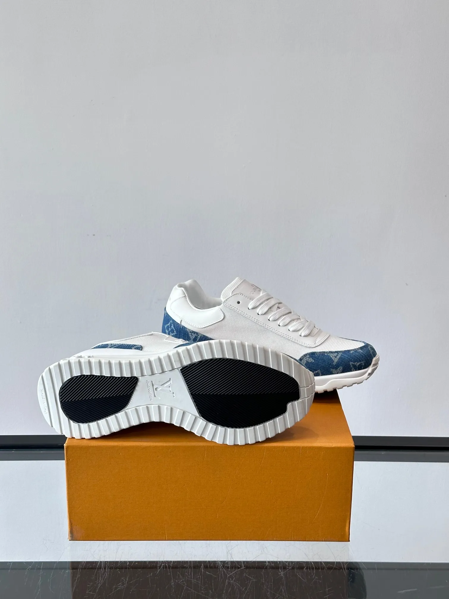 Men's Men's Shoes 💰500 [New Style] 🐡🐡LV🆕RUN AWAY sneakers, this Run Away sneaker is made of first-layer cowhide leather and breathable original material. The wedge-shaped rubber outsole continues the running shoe design, embellished with Monogram flowers, the L V letter is marked on the tongue, and the Louis Vuitton Paris logo is embellished on the back. Paired with brand logo cotton feet, the mesh lining and heel are spliced ​​and wrapped in cowhide, making the upper foot comfortable and breathable! size: 39-44 (38.45.46 customized)